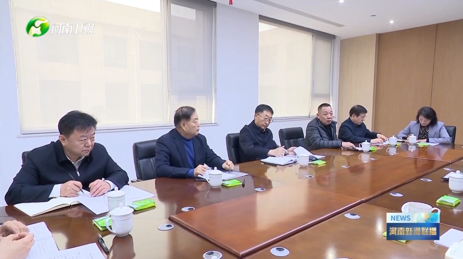 河南衛(wèi)視新聞聯(lián)播報(bào)道森源集團(tuán)黨委書記、創(chuàng)始人楚金甫參加省委書記劉寧在許昌召開的民營企業(yè)座談會(huì)